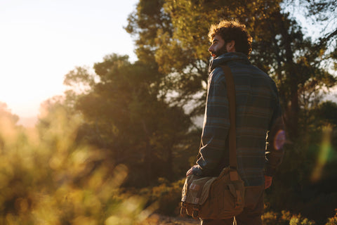 Homme seul marchant en forêt au lever du soleil à Val-David, dans une atmosphère paisible